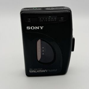 Sony WM-FX21 Walkman AM/FM Radio Cassette Player Radio Works Tape AS-IS